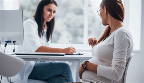 nosečnica v pisarni