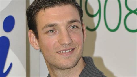 Simbolična ilustracija nosečnice, ki se pogovarja z zdravnikom.