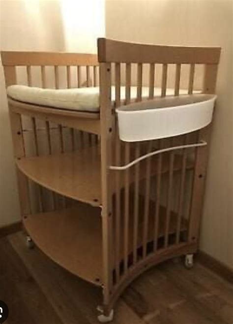 Stokke previjalna miza z otrokom