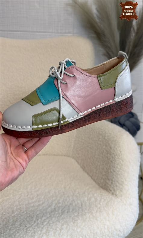 Različni modeli in barve copatkov za dojenčke