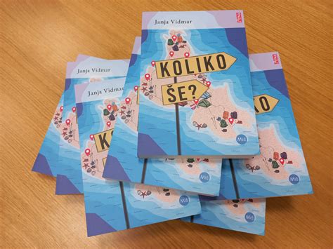 Študent s knjigo in laptopom