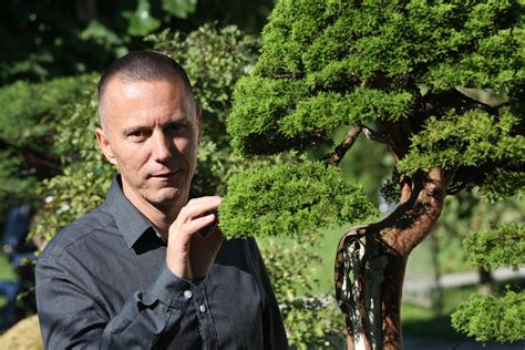 Novinar, ki dela na prenosniku s ključavnico