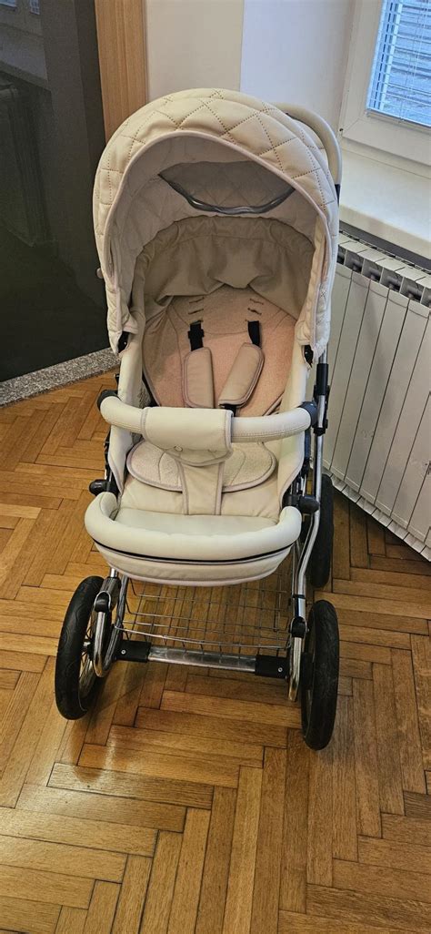 eleganten otroški voziček v mestnem okolju