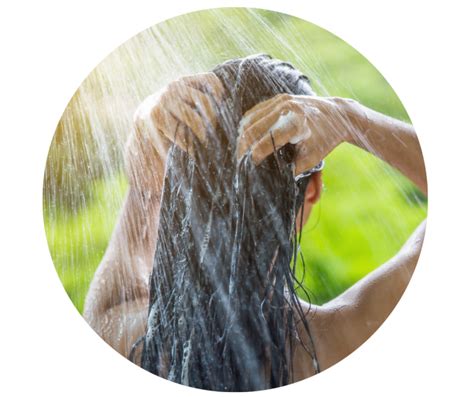 Ženska si umiva lase