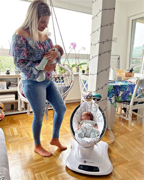 Partner pomaga pri skrbi za dojenčka