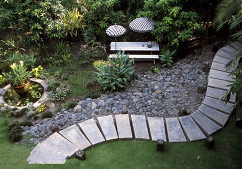 Japonski vrt z mostičkom in kamnitimi svetilkami