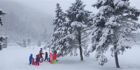 Otrok v zimskih oblačilih