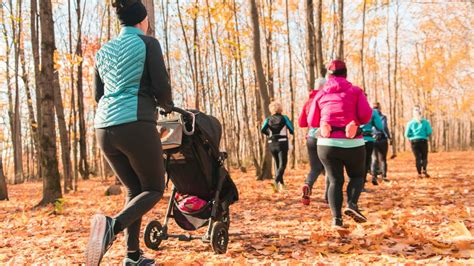 starši in dojenček v parku z vozičkom