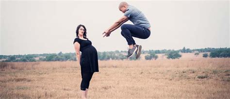 Ženska v pozni nosečnosti, ki se pogovarja z zdravnikom o cepljenju