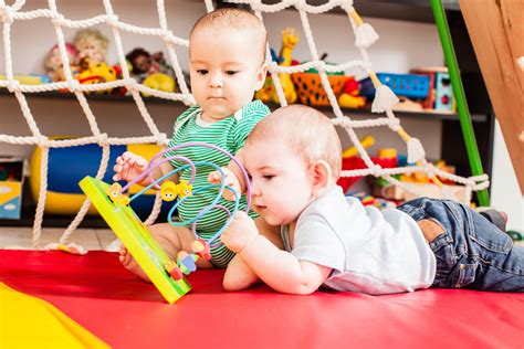 Ilustracija dvojčkov, ki se igrata skupaj in ločeno.