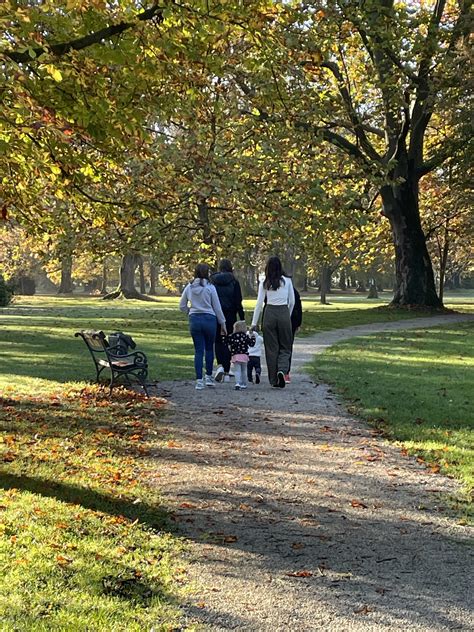 Otrok v mareli na sprehodu