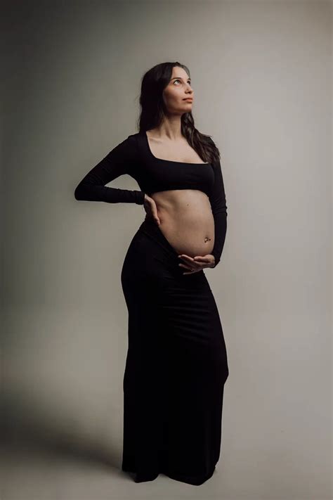 Nosečnica, ki telovadi v studiu