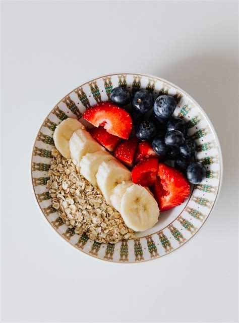 košček ovsene kaše v skledi z dodatki