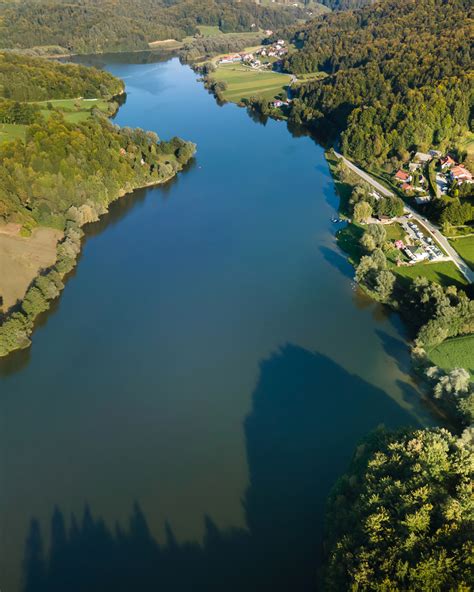 Ilustracija otroških obrazov, ki uživajo ob hranjenju