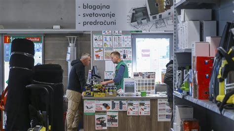 Nosečnica v trgovini z nosečniško opremo