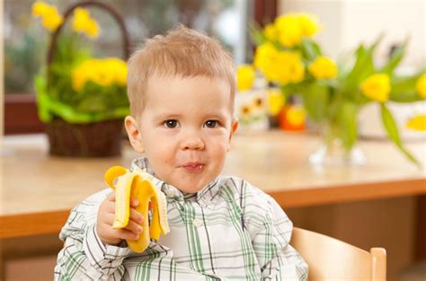 Ilustracija dojenčka, ki uživa sadje