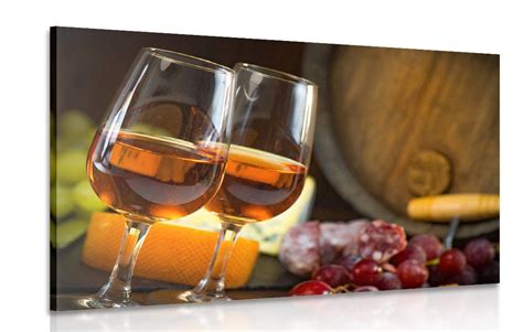 slika rdečega grozdja in kozarca rdečega vina