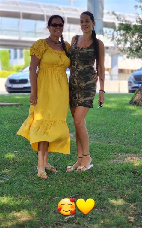 Nosečnica Iris Mulej s svojim nosečniškim trebuščkom