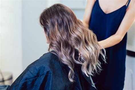 Primer tehnik barvanja las: prameni in balayage