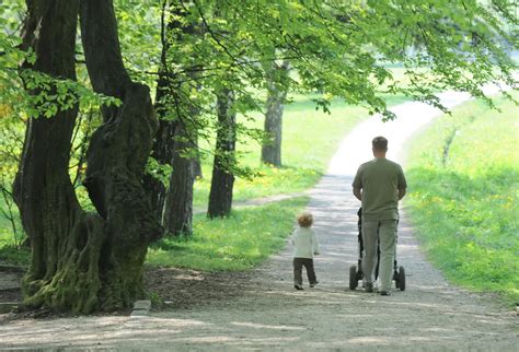 Nosečnica na sprehodu v naravi