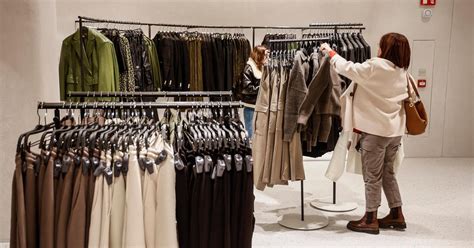 Nosečnica si izbira oblačila v trgovini