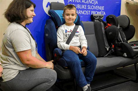 Otrok v varnostnem sedežu obrnjen v nasprotno smer vožnje