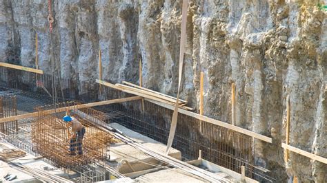 Drstne jame pri reki