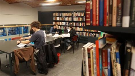 Študentje v knjižnici