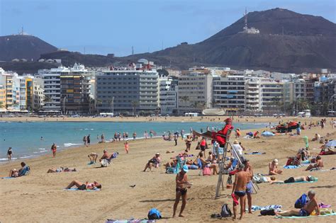 Sončna plaža na Kanarskih otokih z družino
