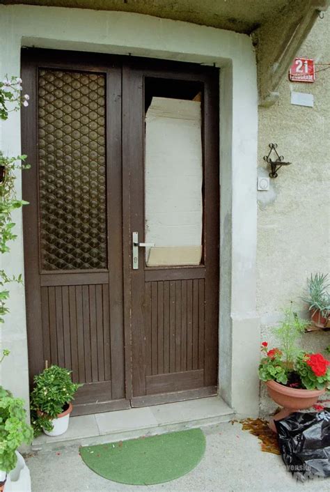 Štorklja postavljena ob vhodnih vratih