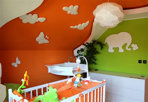 Otroška sobica z dekorativno štorkljo