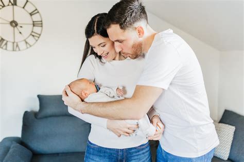 Novopečena družina, ki drži dojenčka