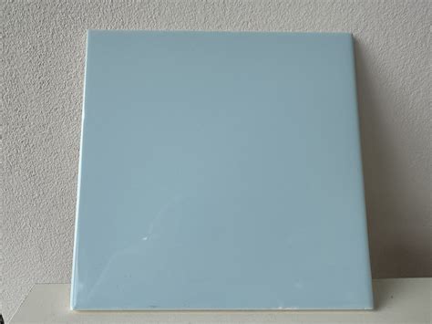 Simbolična slika modre barve in igrač za dečke