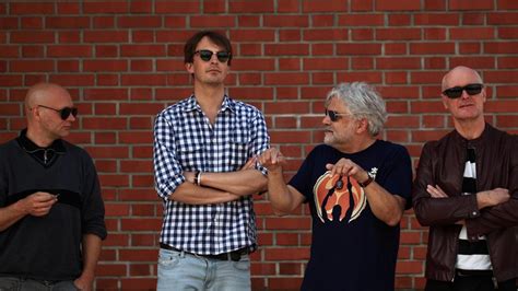 Simbolična fotografija združevanja dveh različnih elementov v celoto.