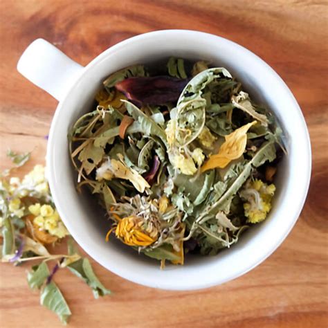 Nosečnica si pripravlja zeliščni čaj