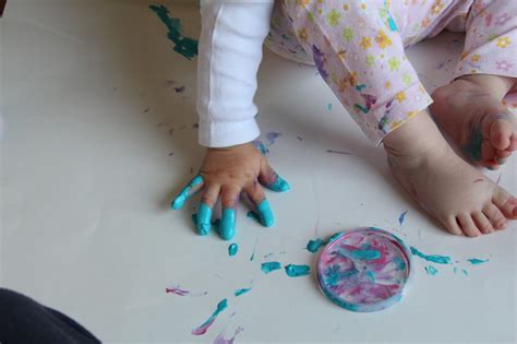 Dojenček ustvarja s prstnimi barvami