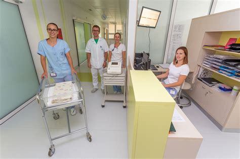 Sodobna porodnišnica s pripomočki za lajšanje poroda