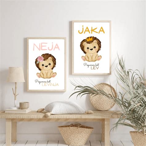 dojenček in starši gledata personaliziran plakat