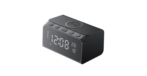 Nosečnica v bazenu z merilcem temperature