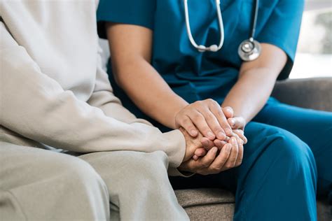 ilustracija ženske po porodu, ki jo negujejo medicinske sestre
