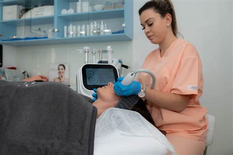 Primerjava frakcioniranega CO2 laserja in RF microneedlinga za brazgotine