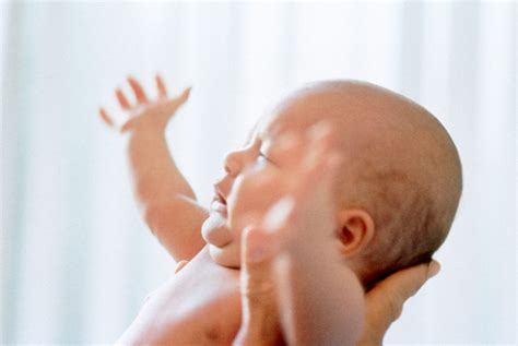 Novorojenček z razširjenimi rokami v Morojevem refleksu