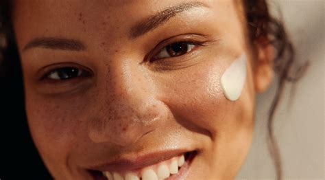 nosečnica s sijočo kožo