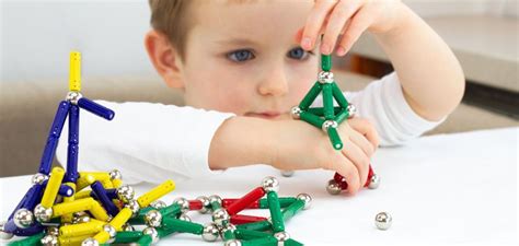 Otrok, ki se igra z zelenimi igračami