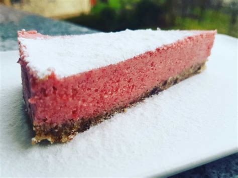 presna torta z jagodami