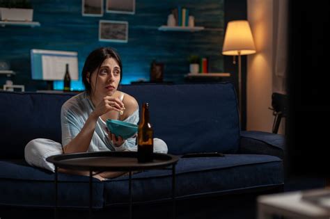 Par, ki gleda film na kavču