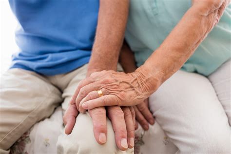 Simbolična slika para, ki si drži roke