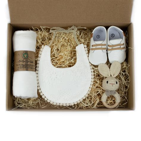 Fotografija novorojenčka z darilnim paketom