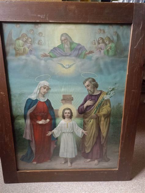 Simbolična slika družine, ki se veseli otroka