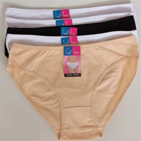 Ženska, ki gleda svoje spodnje perilo z rjavim madežem